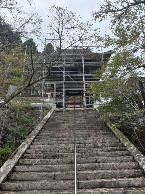 山門の屋根改修工事の足場工事